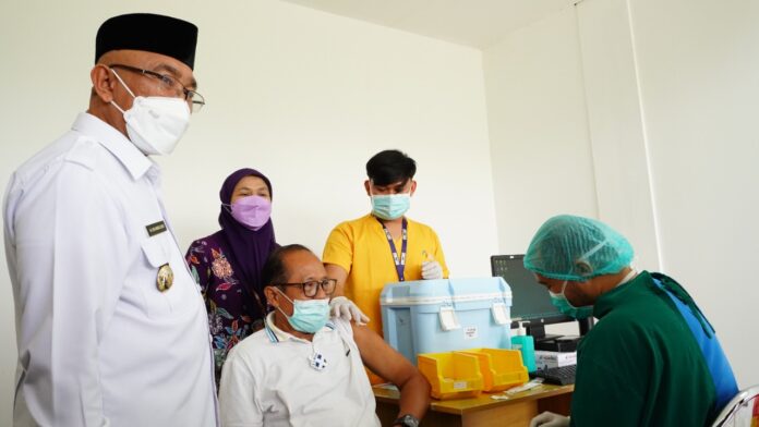 vaksinansi booster bagi lansia depok gratis
