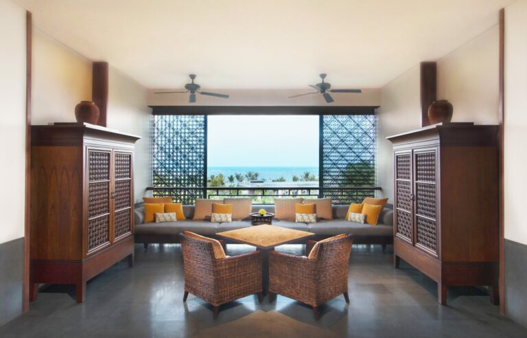 120 all-suite dan resor vila InterContinental Bali Sanur Resort akan mengubah merek dari hotel yang sebelumnya dikenal sebagai Fairmont Sanur Beach Bali, dan akan diluncurkan kembali dengan identitas baru untuk menyambut tamu yang ingin merasakan gaya hidup InterContinental.