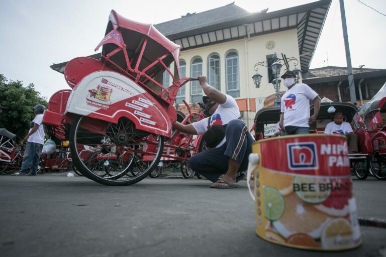 Nippon Paint Donasikan 184 Liter Cat untuk Becak Kayuh di Pasar Gede Solo