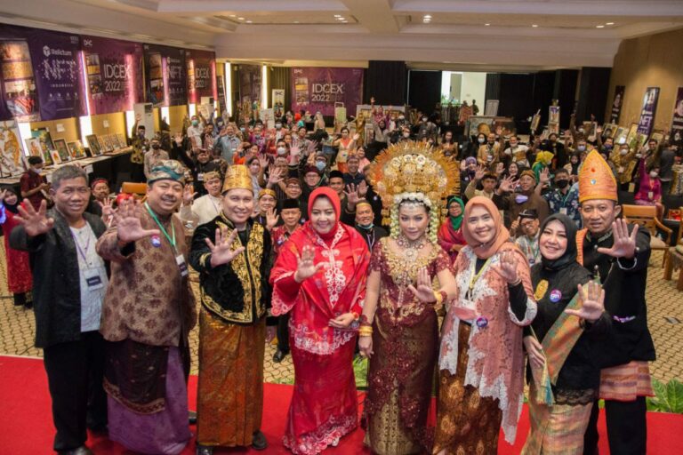 Parade peserta proyek NFT 100 Pakaian Adat Nusantara