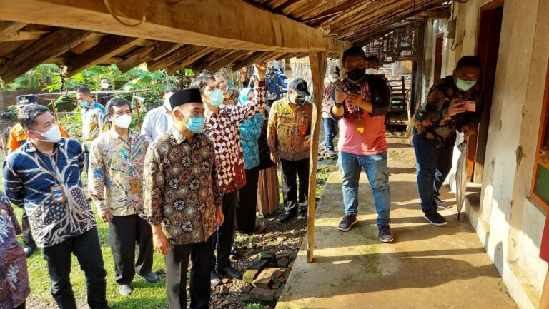 Peninjauan penyaluran Bansos melalui PT Pos Indonesia