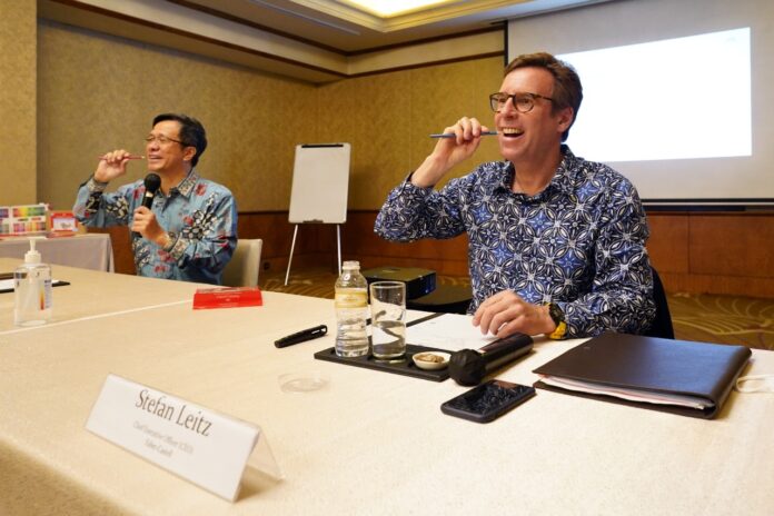 CEO Faber-Castell Stefan Leitz dan Managing Director Faber-Castell International Indonesia Yandramin Halim
