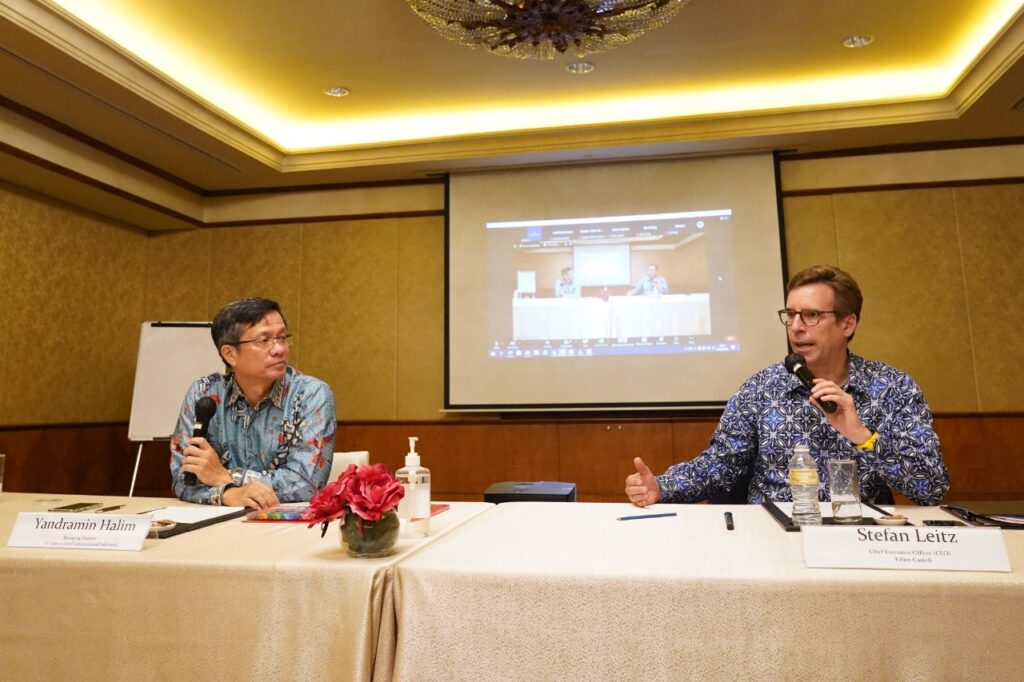 CEO Faber-Castell Stefan Leitz dan Managing Director Faber-Castell International Indonesia Yandramin Halim 