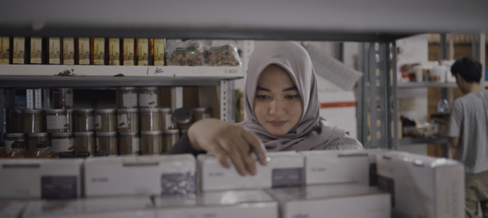 Mutiara Nisa, pemilik toko La Tahzan yang