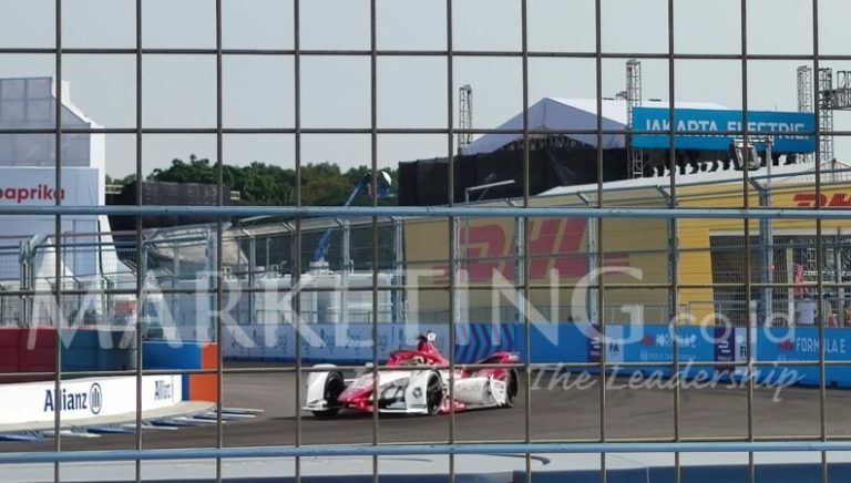 (Foto) Antusiasme Pengunjung Menyaksikan Formula E-Prix