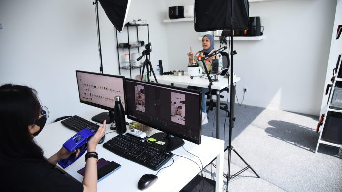 Salah Satu Aktivitas Live Streaming yang Dilakukan Lumbalumba, Unit Bisnis Baru Milik Jet Commerce Indonesia