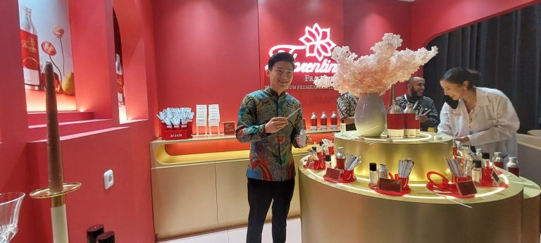 CEO Maharum Group Hary Wirawan di salah satu booth brand terbarunya