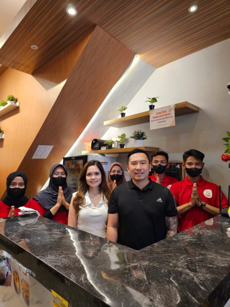 Pendiri 8Spices Abraham Hendrata mengungkapkan, resto 8Spices yang mengandalkan berbagai macam jenis nasi bakar dan ayam penyet menawarkan skema waralaba mulai dari Rp 70 juta.