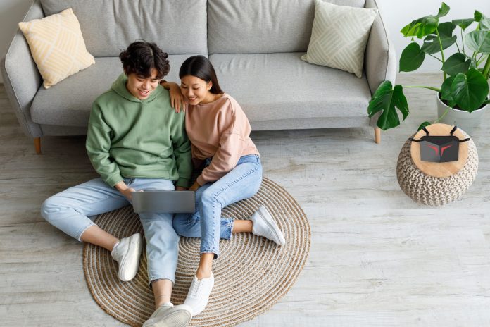Young,Asian,Couple,Using,Laptop,Together,,Surfing,Internet,Or,Watching Link Net