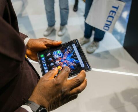 Phantom V Fold 5G, Smartphone Lipat Pertama dari Tecno