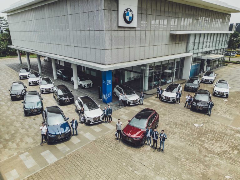 BMW Astra Lakukan Serah Terima BMW iX Pertama di Indonesia