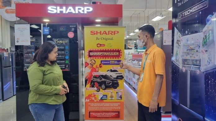 Konsumen sedang menanyakan produk Sharp
