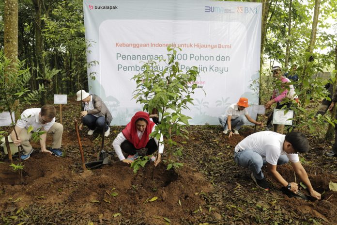 Foto_Bukalapak dan BNI Tanam Bibit Pohon 3 Hutan Organik Megamendung