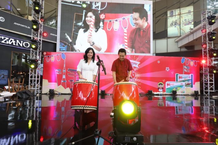 Ki-ka: Theresia Handayani (Head of Marketing PT. Megmilk Snow Brand Indonesia) dan Sien Andry (National Sales Manager PT. Megmilk Snow Brand Indonesia) secara resmi membuka acara Hari Keju Sedunia