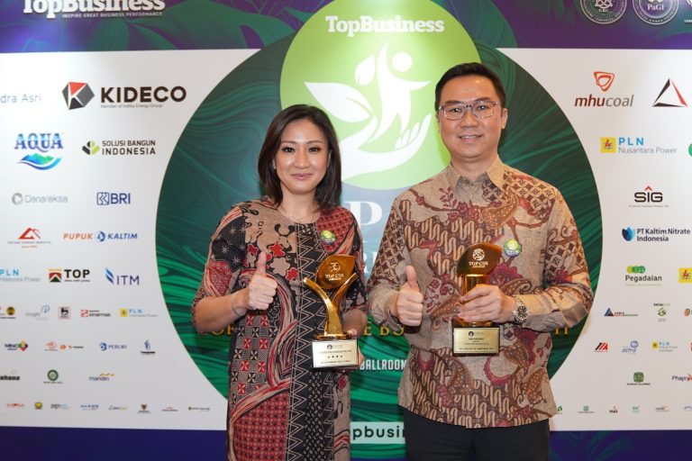 Ivan Hindarko, Direktur Operasional MPM (kanan) dan Natalia Lusnita, GM of Corporate Communication & Sustainability MPM (kiri) saat menerima penghargaan Top CSR Award 2023 Bintang 4 dan Top Leader on CSR Commitment 2023