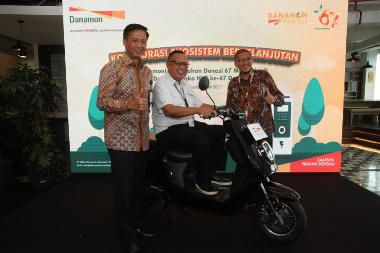 Rayakan HUT ke-67, Danamon Donasi 67 Motor Listrik