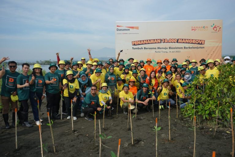 Danamon Tanam 10.000 Pohon Mangrove di Pantai Tirang 