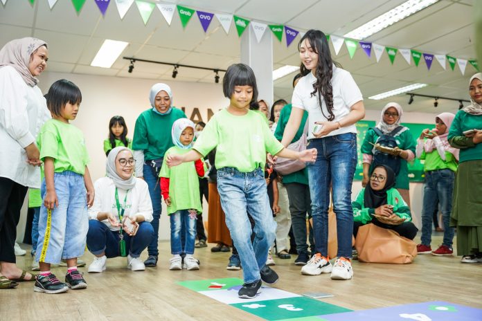 Suasana peringatan Hari Anak Nasional di Grab Excellence Center (GEC), Cilandak yang dimeriahkan oleh permainan dan jajanan tradisional, serta pertunjukkan boneka Hari Anak Nasional 2023