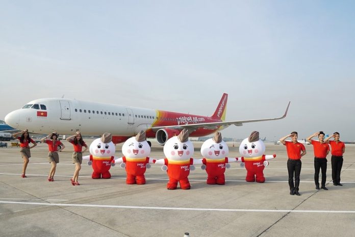 Vietjet crew dan mascot