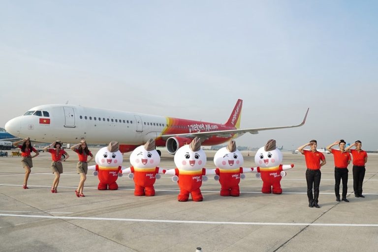 Vietjet crew dan mascot