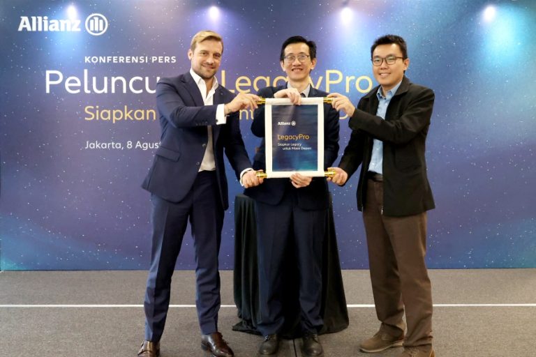 Alexander Grenz, Country Manager & Direktur Utama Allianz Life Indonesia, Bianto Surodjo, Business Director Allianz Life Indonesia, dan Himawan Purnama, Chief Product Officer Allianz Life Indonesia berfoto bersama pada prosesi peluncuran LegacyPro, asuransi jiwa tradisional di Jakarta, 8 Agustus 2023.