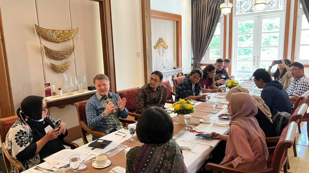 General Manager CPaaS 8x8, Inc. Stephen Hamill sedang menjelaskan solusi 8x8 Omni Shield CPaaS kepada Media di Jakarta, Selasa (5/9)