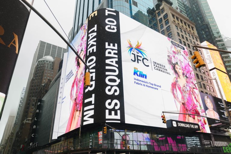 Kolaborasi SoKlin dan Jember Fashion Carnaval Curi Perhatian Warga New York