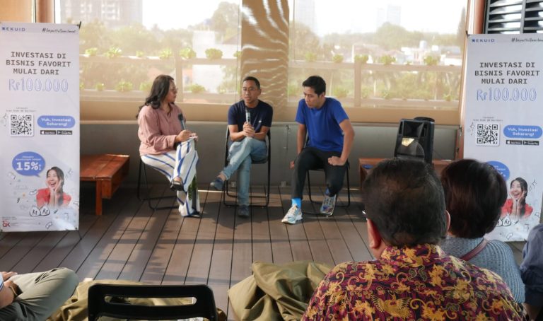 Photo Caption: Direktur Ekuid, Bayu Aji Prakoso bersama dengan Illustrator Mohammad Taufiq/Emte dalam acara peresmian aplikasi Ekuid Indonesia dan pengumuman maskot Ekuid di Cecemuwe, Jakarta (22/9). Ekuid adalah platform Securities Crowfunding (SCF) yang membuka akses kepada masyarakat yang ingin berinvestasi dengan metode pengumpulan dana dan nantinya dana tersebut digunakan untuk pengembangan usaha bagi pemilik bisnis, usaha mikro kecil dan menengah (UMKM), serta Startup (perusahaan rintisan).