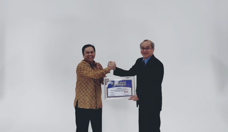Direktur Utama Majalah Marketing Steven Sentosa menyerahkan Top Brand Award 2023 kepada Director PT Pan Pacific Development Ronny Latu