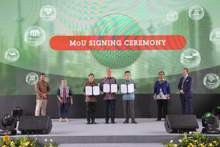 AstraZeneca dan Kemenko Marves Memimpin Dekarbonisasi dengan 500 Kendaraan Listrik