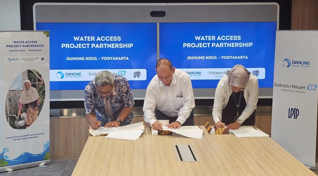Endress+Hauser Indonesia, Danone Indonesia dan LPTP bekerja sama menghadirkan akses air bersih di desa Giricahyo Gunung Kidul.
