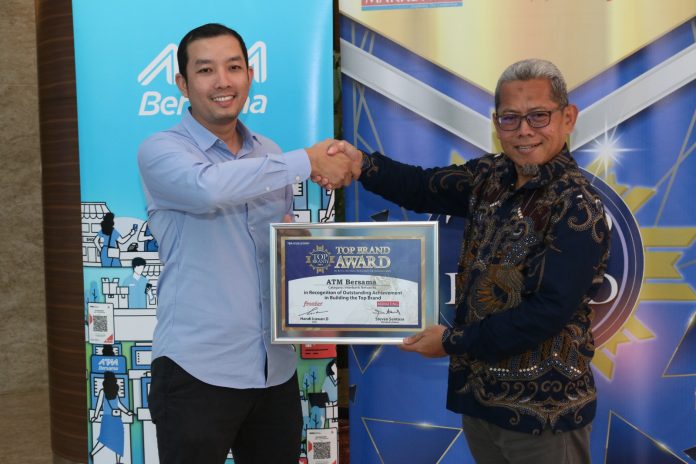 CSO Majalah Marketing Erick Ko menyerahkan TOP Brand Award 2023 kepada Direktur Bisnis PT Artajasa Pembayaran Elektronis Heru Perwito di Graha Artajasa, Tangerang, Selasa (711).