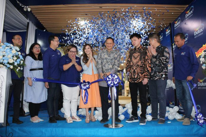 Dalam acara peresmian Dulux Experience Store Kelapa Gading, Dulux juga menunjukkan dukungannya untuk pengembangan kreativitas anak-anak di Indonesia melalui warna dengan memfasilitasi talk show bagi orang tua mengenai pentingnya warna dalam perkembangan anak dan pelatihan menggambar doodle bagi anak-anak. Dengan warna, anak-anak dapat mengekspresikan diri yang juga penting dalam proses tumbuh kembang mereka. Penelitian menunjukkan bahwa warna memengaruhi perilaku serta kemampuan kognitif, kinerja, dan niat.
