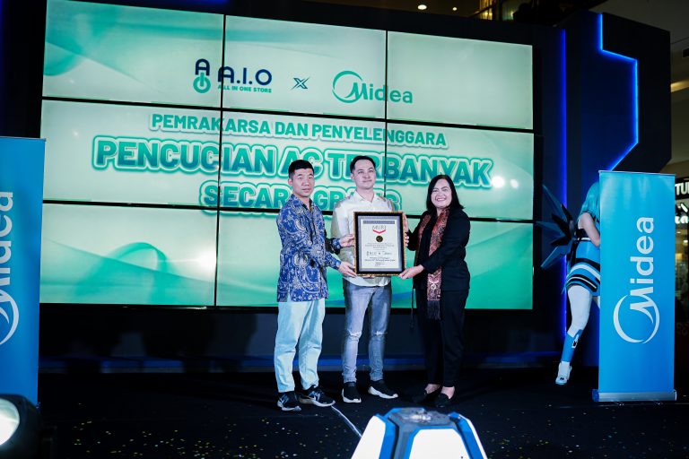 Midea Teruskan Program CSR Cuci AC Gratis 2000 Unit Bersama AIO Store di Cirebon
