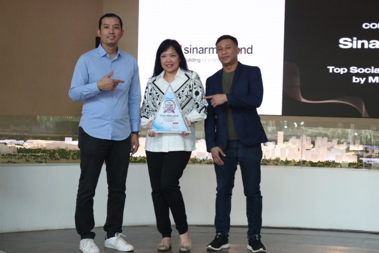 oleh [Ki-Ka] CSO Majalah Marketing Erick Ko kepada Senior Vice President Marketing Communication and CRM Sinarmasland Laurencia Evilyn dan Dept Head Digital Marketing and Content Sinarmasland Rengga Tranfianto Nurvigya
