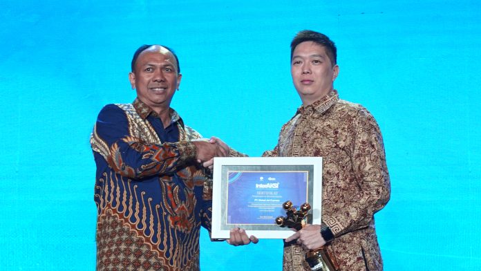 Iwan Senjaya, Komisaris J&T Express menerima simbolis penghargaan dari Dirjen PPI Kominfo, Wayan Toni Supriyanto J&T Express