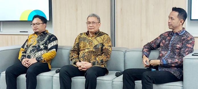 [Ki-Ka] Head of Product Development PT Asuransi Tokio Marine Indonesia Djoko Mulyono, President Director PT Asuransi Tokio Marine Indonesia Sancoyo Setiabudi dan Digital Strategy PT Asuransi Tokio Marine Indonesia Foster Kurniawan