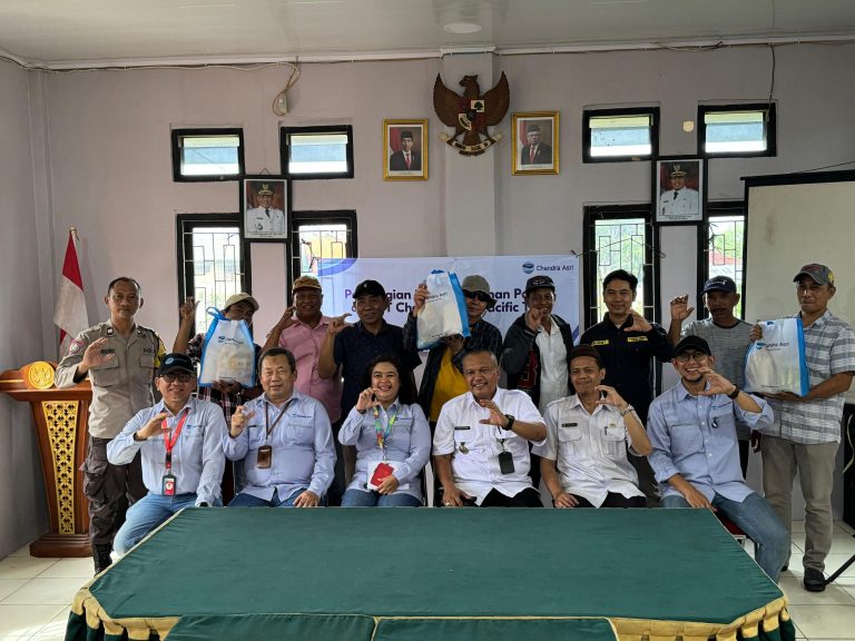 Chandra Asri Group Salurkan 2.000 Paket Bahan Pokok dan Berikan Layanan Kesehatan Gratis
