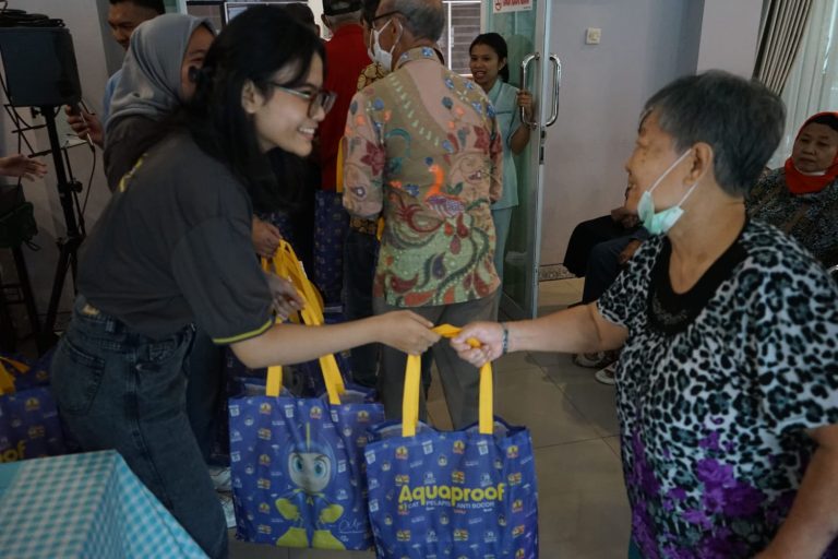 Berbagi Kasih dengan Oma Opa di Panti Werdha Wisma Mulia