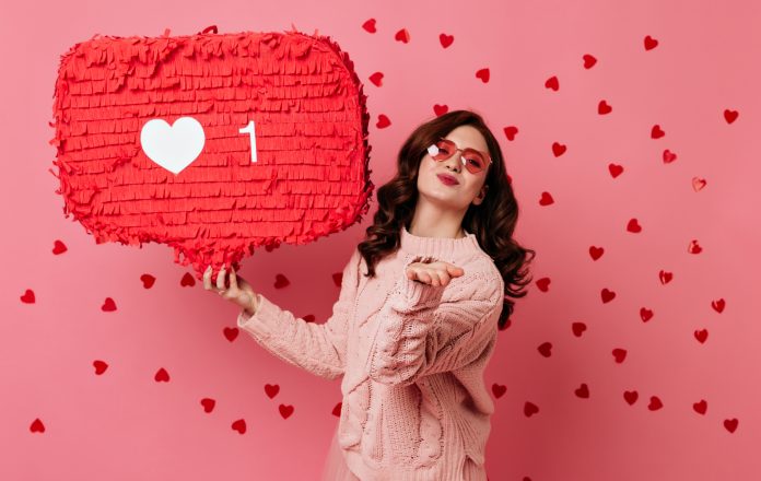 Hasil temuan Admitad menunjukkan bahwa penjualan produk pada Hari Valentine di Indonesia mengalami penurunan yang signifikan. Namun, ada temuan menarik terkait perubahan dinamika belanja online selama periode ini.