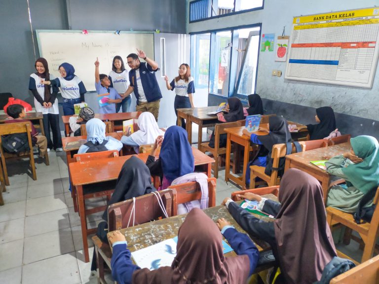 Kontribusi ERHA Ultimate Volunteer dalam Meningkatkan Kualitas Pendidikan Anak Pemulung di Bantar Gebang