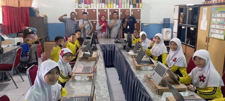 Lenovo Membuka Akses Pendidikan Melalui Donasi Ratusan Laptop dan PC untuk Laboratorium Komputer Sekolah