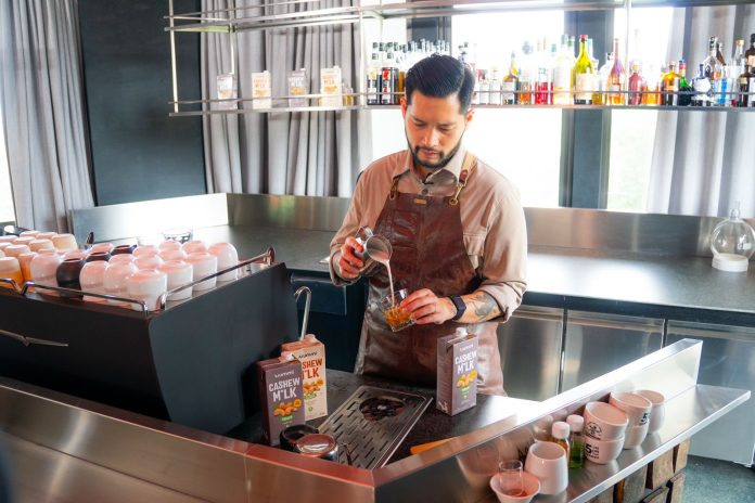 Dukung Pertumbuhan dan Inovasi Industri Kopi Indonesia, Arummi Foods Berkolaborasi dengan Mikael Jasin Melalui Arummi Cashew Milk Varian Barista 