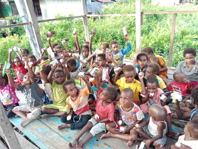 Wafer Tango & Kuali Merah Putih Berbagi Kebahagiaan dengan Masyarakat Papua