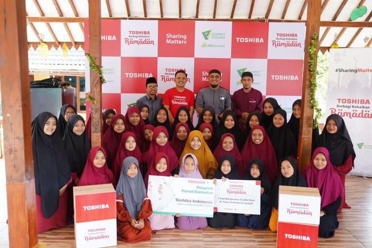 Toshiba Bagikan Paket Sembako ke Panti Asuhan