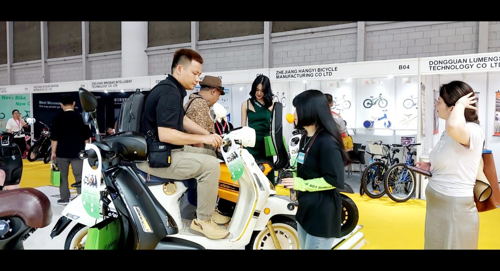 Pengunjung Asia Bike Jakarta 2024 sedang mencoba motor listrik Ofero terbaru
