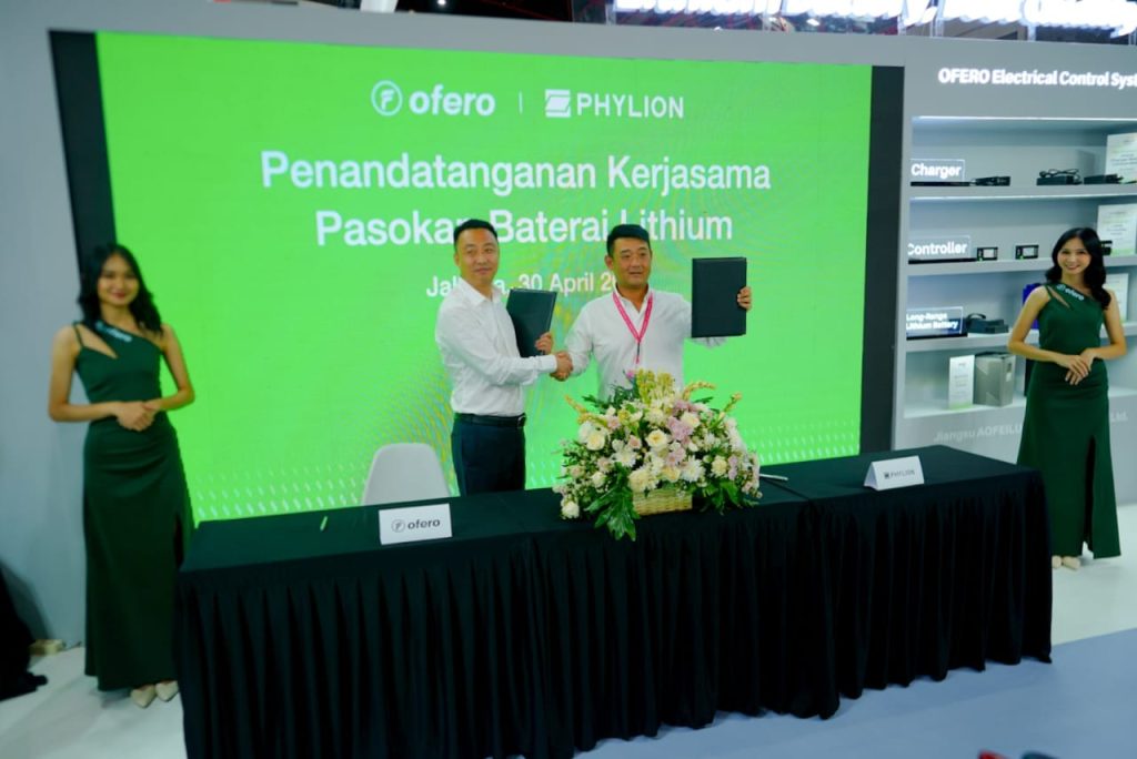CEO Ofero Indonesia Peter Wang dan Feng Xiao selaku representative dari Phylion Battery.