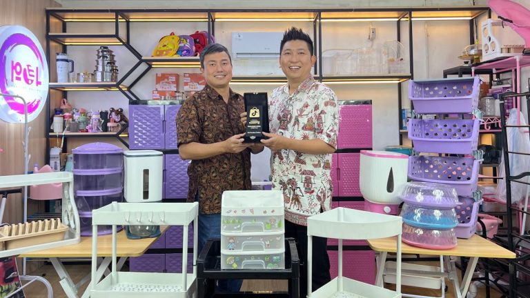 Jadi Pahlawan Lokal Lifestyle, Pol Bawa Tren Belanja Baru