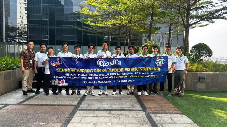 Crystalin Berikan Dana 100 Juta untuk Tim APhO Indonesia 2024