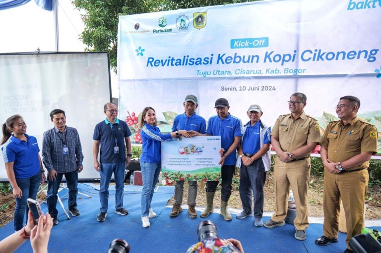 BCA Revitalisasi Kebun Kopi Cikoneng: Dorong Produktivitas dan Perekonomian Lokal